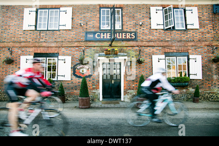 Le Pub Chequers dans Fingest Pub dans le Buckinghamshire - UK Banque D'Images