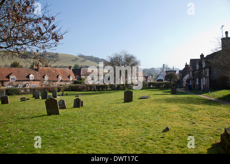 St Marie la Vierge enceinte de l'Église surplombant Turville Village de Buckinghamshire en Angleterre Banque D'Images