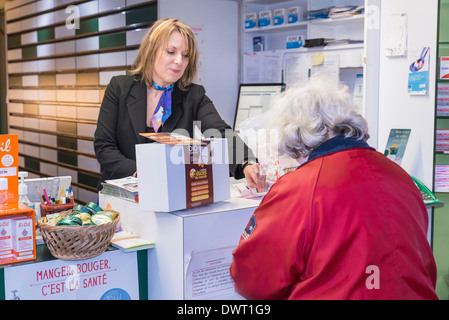 Intérieur d'une pharmacie Banque D'Images