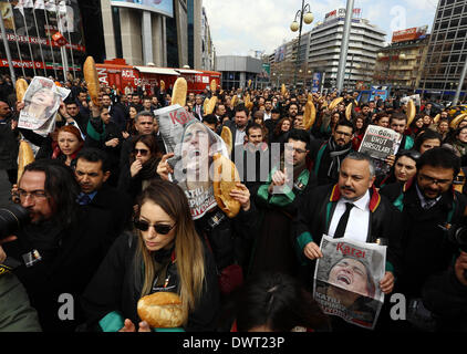 Istanbul, Turquie. 12Th Mar, 2014. Les gens demostrate dans une rue d'Ankara, Turquie, 12 mars 2014. La tension a été élevé en Turquie s'est ville d'Istanbul, mercredi, 50 000 personnes affluaient à un enterrement d'un jeune de 15 ans étudiant qui est mort mardi après 269 jours dans le coma. La mort de Berkin Elvan a déclenché une campagne nationale de manifestations anti-gouvernementales dans plus de 30 villes en Turquie. Elvan a été envoyé dans le coma après avoir subi une blessure à la tête d'une bouteille de gaz qu'il est allé acheter du pain au cours d'une répression par la police à Istanbul en juin dernier. Credit : Cihan/Xinhua/Alamy Live News Banque D'Images