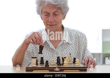 Les personnes âgées jouant aux échecs Banque D'Images