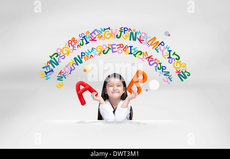 Une fille à côté d'un tas de lettres Banque D'Images