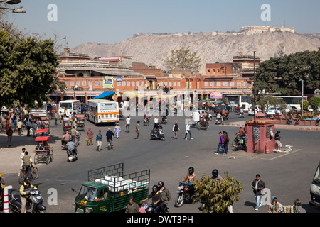 Jaipur, Rajasthan, Inde. Le trafic de la mi-journée dans le centre de Jaipur. Fort Nahargarh sur colline dans la Distrance. Banque D'Images