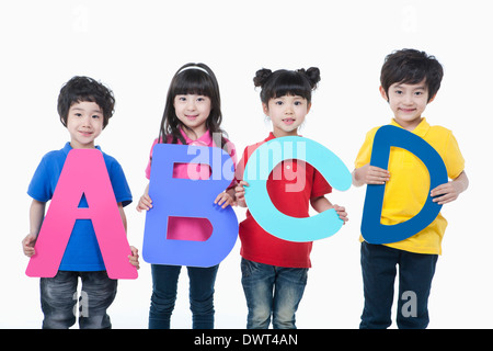 Kids holding lettres alphabet Banque D'Images