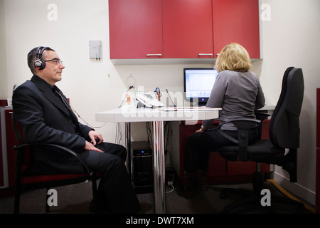 Man consulting pour les malentendants Banque D'Images