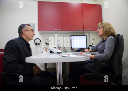Man consulting pour les malentendants Banque D'Images