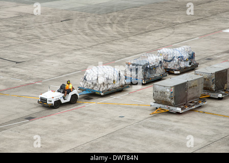 Fret de l'aéroport et chariot de manutention de fret à l'Aéroport International d'Auckland Nouvelle Zélande Banque D'Images