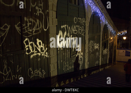 Le pont du Rialto la nuit couverts de graffitis Banque D'Images