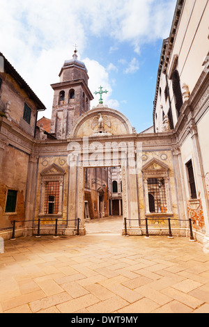 Clocher et des barrières à la Scuola Grande San Giovanni Evangelista à Venise, Italie Banque D'Images