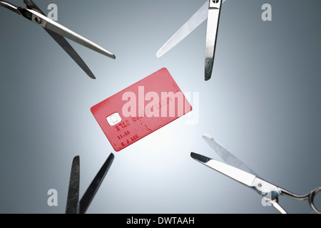 Une carte de crédit entouré par des ciseaux Banque D'Images