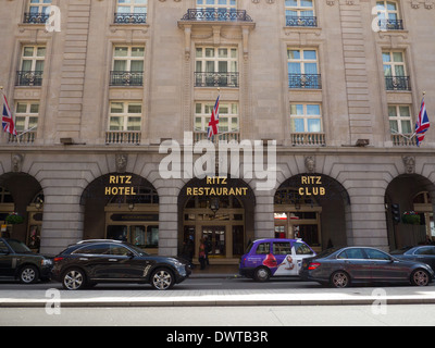 Avant de la Ritz Hotel, Londres, Angleterre, Royaume-Uni Banque D'Images