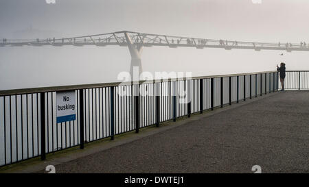 La Ville disparaît dans un épais brouillard ce matin, les navetteurs et fait sortir leurs téléphones d'appareil sur chemin du travail pour capturer la ville de Londres qui était caché par le brouillard. Banque D'Images