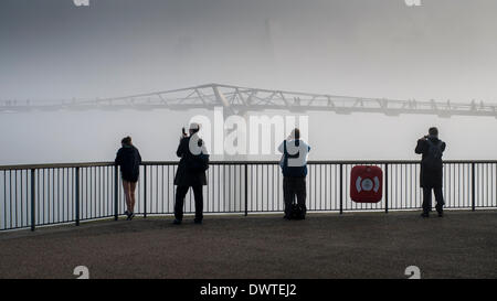 La Ville disparaît dans un épais brouillard ce matin, les navetteurs et fait sortir leurs téléphones d'appareil sur chemin du travail pour capturer la ville de Londres qui était caché par le brouillard Banque D'Images