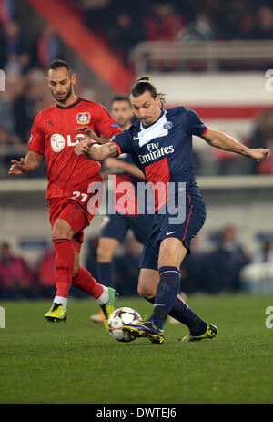 Leverkusen est Omer Toprak (L) convoite la la balle avec le PSG Zlatan Ibrahimovic lors de la Ligue des Champions Tour de jambe deuxième 16 match de football entre le Paris Saint Germain et Bayer 04 Leverkusen au Parc des Princes, Paris, France, 12 mars 2014. Photo : Federico Gambarini/dpa Banque D'Images