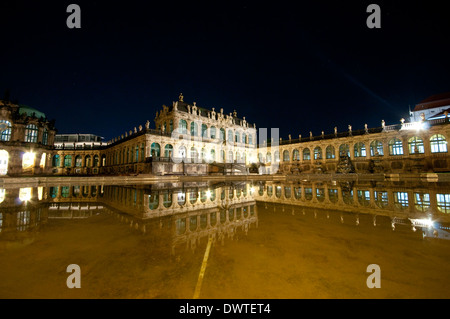 Allemagne, Saxe, Dresde, le palais Zwinger de Dresde dans la nuit Banque D'Images