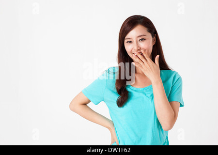 Une femme avec une chemise bleue posing Banque D'Images