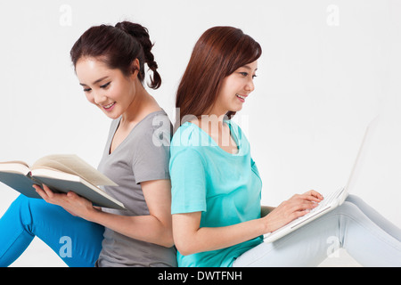 Deux femmes assises sur le plancher Banque D'Images