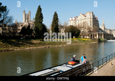 Vue sur Rivière Avon à Jardins et Abbaye de Parade, Bath, Somerset, England, UK Banque D'Images