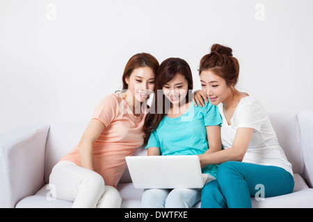 Trois femmes avec un ordinateur portable Banque D'Images