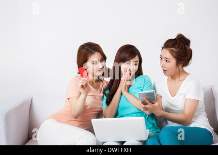 Trois femmes avec un ordinateur portable Banque D'Images