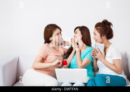 Trois femmes avec un ordinateur portable Banque D'Images
