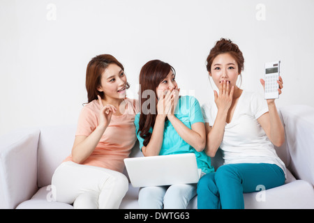 Trois femmes avec un ordinateur portable Banque D'Images