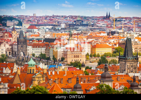 Panoraa au centre-ville de Prague avec des toits rouges et les tours du pont Charles Banque D'Images