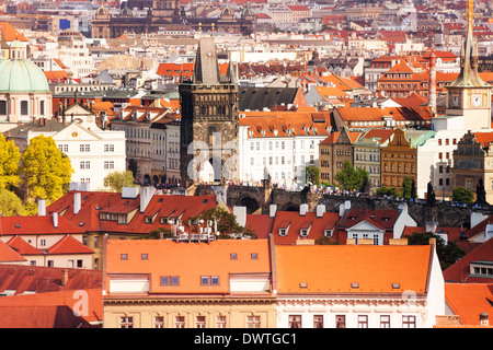 Panoraa au centre-ville de Prague avec des toits rouges et Charles pont sur rivière Vltava Banque D'Images