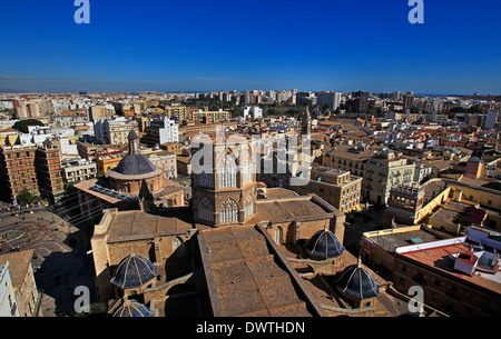 Une vue générale de la cathédrale et au-delà de la partie supérieure de la Miguelete, la tour de la cathédrale de Valence, Valence, Espagne Banque D'Images