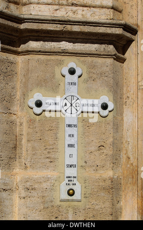 Croix sur le mur à l'extérieur de la porte de la cathédrale de Valence, Valence, Espagne Banque D'Images