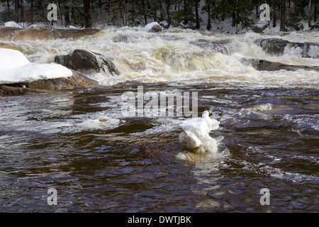 Lower Falls de la Swift River dans les Montagnes Blanches du New Hampshire, USA après de fortes pluies pendant les mois d'hiver. Banque D'Images