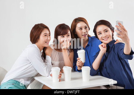 Un groupe de femmes ayant un café Banque D'Images