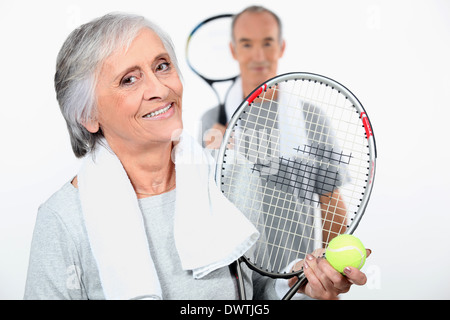 Couple de personnes âgées jouant au tennis Banque D'Images