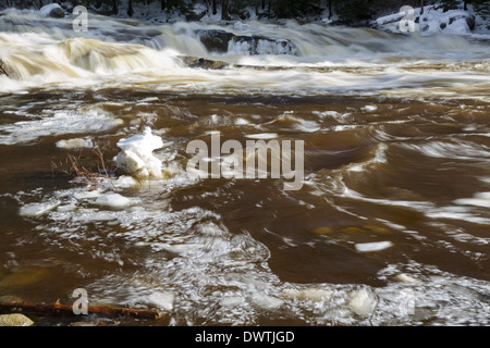 Lower Falls de la Swift River dans les Montagnes Blanches du New Hampshire, USA après de fortes pluies pendant les mois d'hiver. Banque D'Images