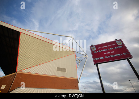 Gresty Road, Crewe, à l'extérieur du stade de Crewe Alexandra FC. Banque D'Images