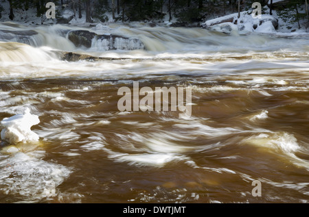 Lower Falls de la Swift River dans les Montagnes Blanches du New Hampshire, USA après de fortes pluies pendant les mois d'hiver. Banque D'Images