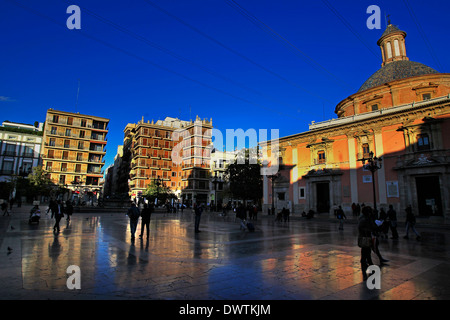 Une vue générale au crépuscule de la Plaza de la Virgen et la Basilique de la Virgen de los Desamparados, Valencia, Espagne Banque D'Images