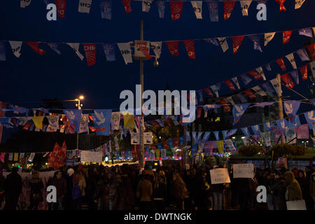 Kadikoy, Istanbul, Turquie. 11 mars 2014. Après la mort de Berkin Elvan, les manifestants se rassemblent dans les places publiques à l'échelle nationale. Bien qu'il a commencé comme une manifestation non violente, avec l'intervention de la police des barricades sont allumés au cours d'affrontements entre manifestants et la police à Berkin Elvan, Kadikoy.un garçon de 15 ans, touché par une bombe lacrymogène lors de manifestations du parc Gezi, est mort après 269 jours de coma. Sa mort a suscité indignation contre les tactiques violentes pour mater les protestations. Credit : Bikem Ekberzade/Alamy Live News Banque D'Images