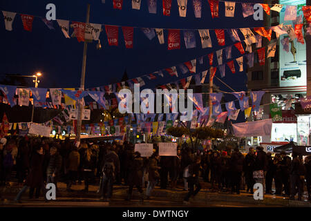 Kadikoy, Istanbul, Turquie. 11 mars 2014. Après la mort de Berkin Elvan, les manifestants se rassemblent dans les places publiques à l'échelle nationale. Bien qu'il a commencé comme une manifestation non violente, avec l'intervention de la police des barricades sont allumés au cours d'affrontements entre manifestants et la police à Berkin Elvan, Kadikoy.un garçon de 15 ans, touché par une bombe lacrymogène lors de manifestations du parc Gezi, est mort après 269 jours de coma. Sa mort a suscité indignation contre les tactiques violentes pour mater les protestations. Credit : Bikem Ekberzade/Alamy Live News Banque D'Images