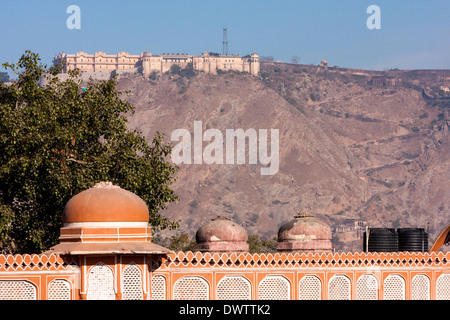 Jaipur, Rajasthan, Inde. Fort Nahargarh sur colline surplombant le Hawa Mahal, dans le centre de Jaipur. Banque D'Images