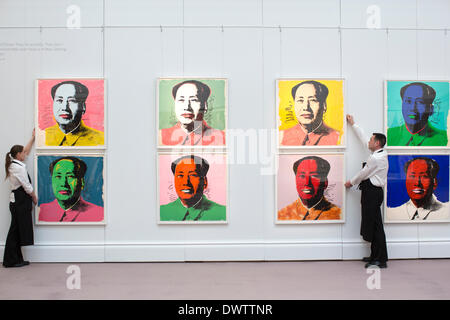 Sotheby's, New Bond Street, London, UK 13 Mars, 2014. Sotheby's vente aux enchères d'Impressions & Multiples, maître ancien, moderne et contemporain, London, UK conservateurs organiser Andy Warhol toiles du leader communiste chinois Mao Zedong. Crédit : Jeff Gilbert/Alamy Live News Banque D'Images