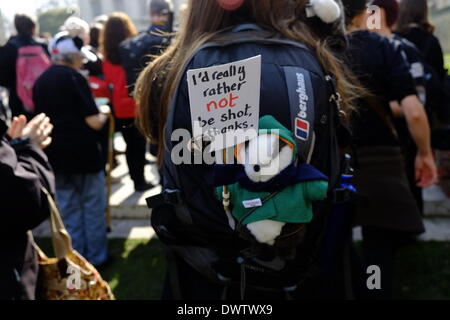 London, UK . 13Th Mar, 2014. Les amoureux du blaireau recueillir l'extérieur du Parlement pour appeler fpr interdiction de Badger Cull comme les députés discutent de la question à la Chambre. Megawhat Crédit : Rachel/Alamy Live News Banque D'Images