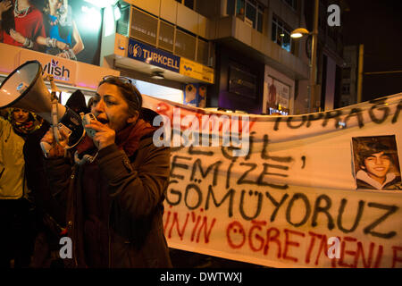 Kadikoy, Istanbul, Turquie. 11 mars 2014. Après la mort de Berkin Elvan, les manifestants se rassemblent dans les places publiques à l'échelle nationale. Bien qu'il a commencé comme une manifestation non violente, avec l'intervention de la police des barricades sont allumés au cours d'affrontements entre manifestants et la police à Berkin Elvan, Kadikoy.un garçon de 15 ans, touché par une bombe lacrymogène lors de manifestations du parc Gezi, est mort après 269 jours de coma. Sa mort a suscité indignation contre les tactiques violentes pour mater les protestations. Credit : Bikem Ekberzade/Alamy Live News Banque D'Images