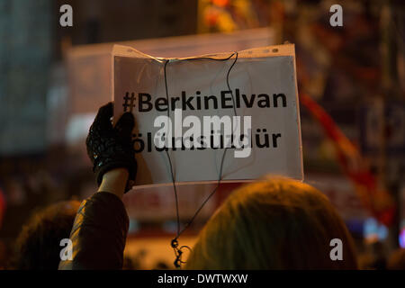 Kadikoy, Istanbul, Turquie. 11 mars 2014. Après la mort de Berkin Elvan, les manifestants se rassemblent dans les places publiques à l'échelle nationale. Bien qu'il a commencé comme une manifestation non violente, avec l'intervention de la police des barricades sont allumés au cours d'affrontements entre manifestants et la police à Berkin Elvan, Kadikoy.un garçon de 15 ans, touché par une bombe lacrymogène lors de manifestations du parc Gezi, est mort après 269 jours de coma. Sa mort a suscité indignation contre les tactiques violentes pour mater les protestations. Credit : Bikem Ekberzade/Alamy Live News Banque D'Images