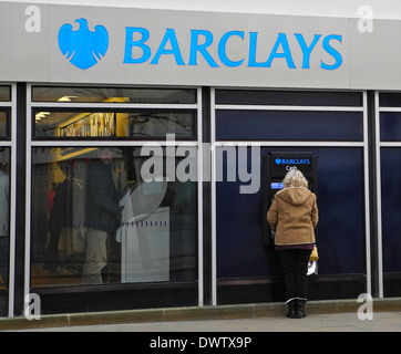 La banque Barclays montrant cash machine et la signalisation à l'usage éditorial uniquement (cette branche est en Littlehampton) Banque D'Images