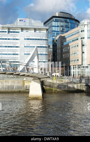 Les piétons traversent le pont 'quinty' en face de l'immeuble et la BT de bureaux à York Street, Glasgow, Broomielaw. Banque D'Images