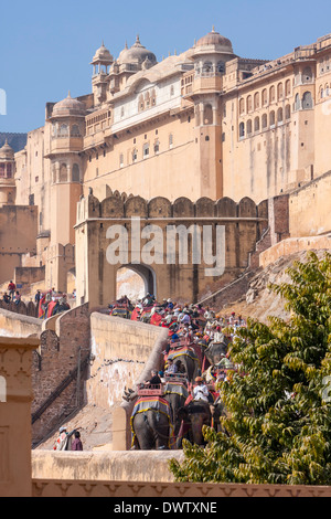 Amber (amer) ou Palace, près de Jaipur, Inde. Les touristes à cheval les éléphants à la Porte du Soleil (Suraj Pôle), entrée à la Cour d'honneur. Banque D'Images