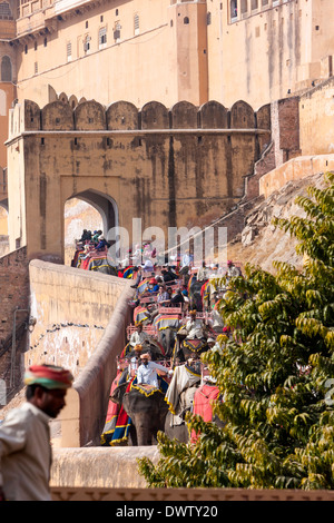 Amber (amer) ou Palace, près de Jaipur, Inde. Les touristes à cheval les éléphants à la Porte du Soleil (Suraj Pôle), entrée à la Cour d'honneur. Banque D'Images