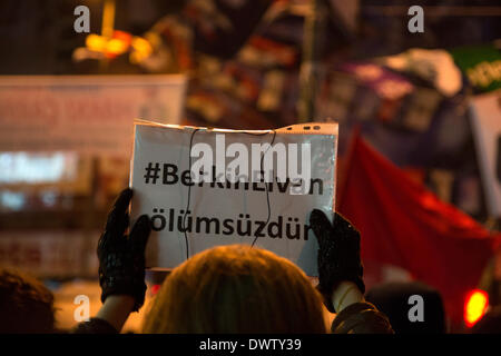 Kadikoy, Istanbul, Turquie. 11 mars 2014. Après la mort de Berkin Elvan, les manifestants se rassemblent dans les places publiques à l'échelle nationale. Bien qu'il a commencé comme une manifestation non violente, avec l'intervention de la police des barricades sont allumés au cours d'affrontements entre manifestants et la police à Berkin Elvan, Kadikoy.un garçon de 15 ans, touché par une bombe lacrymogène lors de manifestations du parc Gezi, est mort après 269 jours de coma. Sa mort a suscité indignation contre les tactiques violentes pour mater les protestations. Credit : Bikem Ekberzade/Alamy Live News Banque D'Images