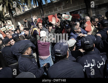 Algeries, Algérie. 12Th Mar, 2014. Manifestant au cours d'une manifestation contre le président algérien Bouteflika Abdul-Aziz décision de se présenter pour un quatrième mandat et à l'élection de boycott 17 avril 2014, à Alger, le 12 mars 2014. Credit : Kamel Salah/NurPhoto ZUMAPRESS.com/Alamy/Live News Banque D'Images